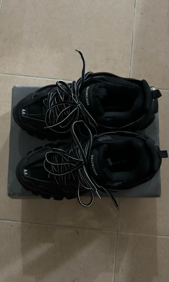Shoe (Category: Shoe inserts & accessories) located in Singapore. Submitted by Caden1996 (Listing ID 1277246780, Image 8). Description: rs :too many shoe.