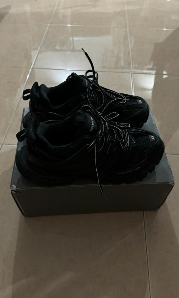 Shoe (Category: Shoe inserts & accessories) located in Singapore. Submitted by Caden1996 (Listing ID 1277246780, Image 3). Description: rs :too many shoe.