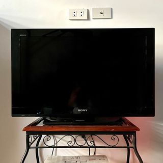 [SALE] Sony Bravia 32 inches TV with wall bracket