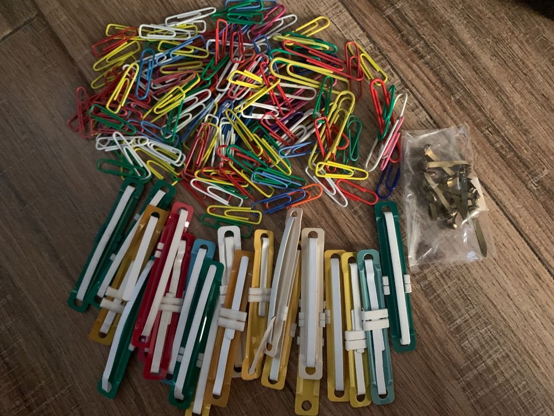 [01] bundle fasteners + paperclips, Hobbies & Toys, Stationary & Craft