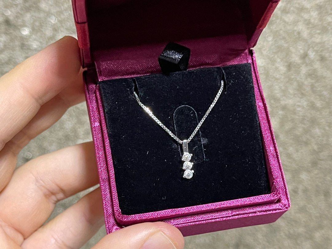 750 White Gold Diamond pendant with 18k White Gold Chain 40cm