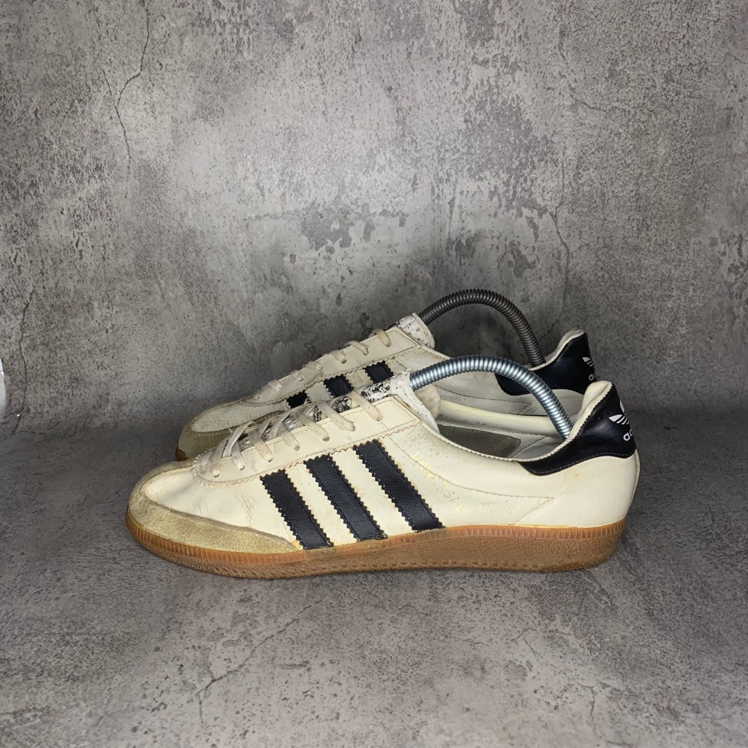Sepatu adidas universal hotsell