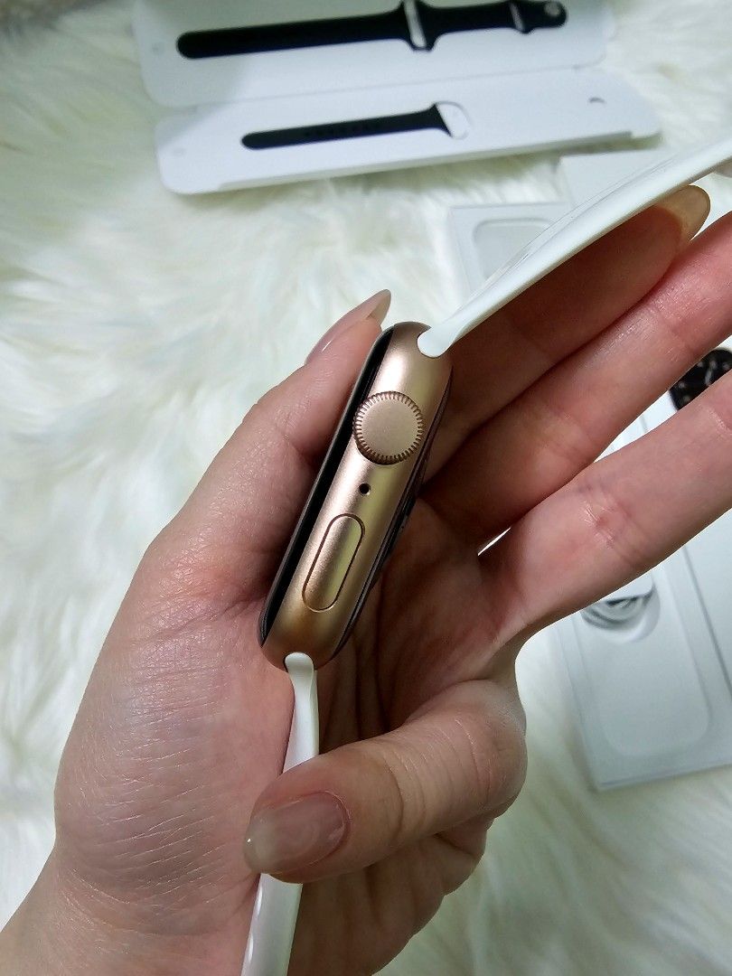 Gold phone watch new arrivals