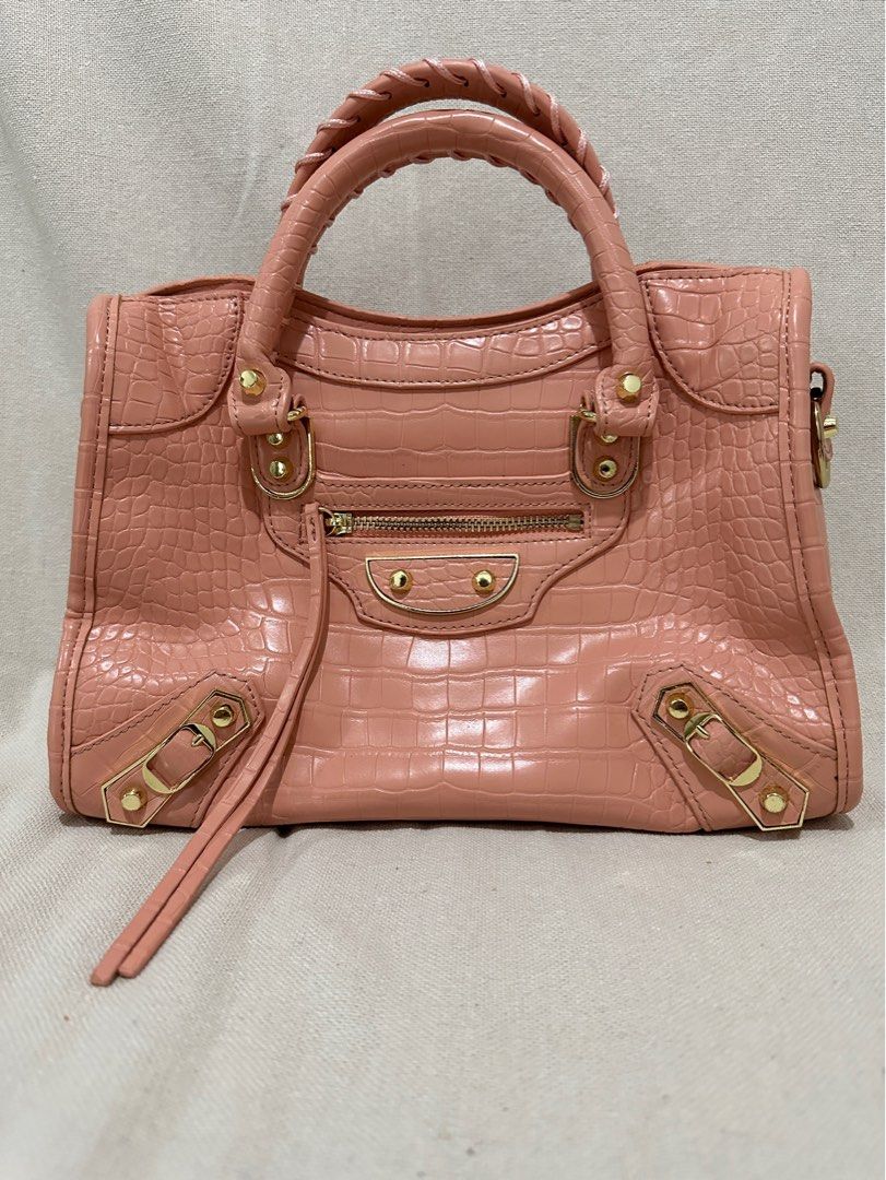 Balenciaga City Mini (Category: Luxury Bags & Wallets) located in Santa Rosa. Submitted by Busy_Momma (Listing ID 1163097180, Image 3). Description: With Mirror With Sling With Dust Bag Self Authentication Coded.