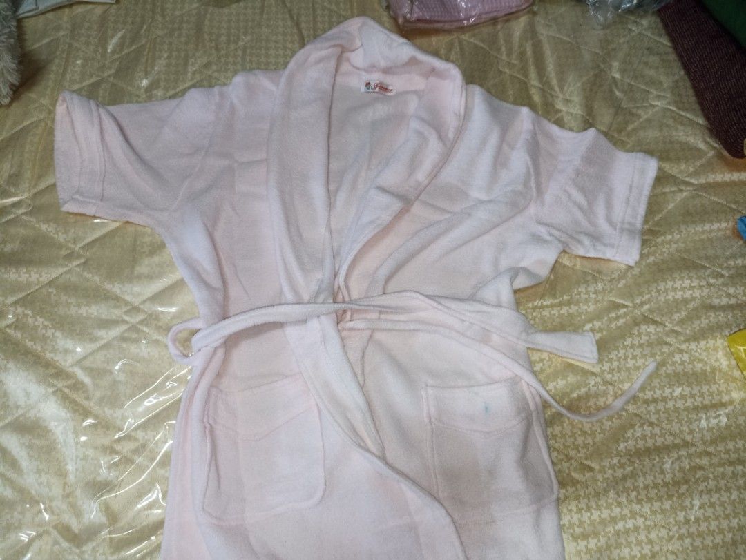 BATHROBE FOR KIDS (Category: Other Baby Bathing & Changing Needs) located in Manila. Submitted by leivilla2915528 (Listing ID 1277422336, Image 1). Description: ORIGINAL BATHROBE FROM US MINIMAL ISSUE SIZE- SMALL TO MEDIUM.