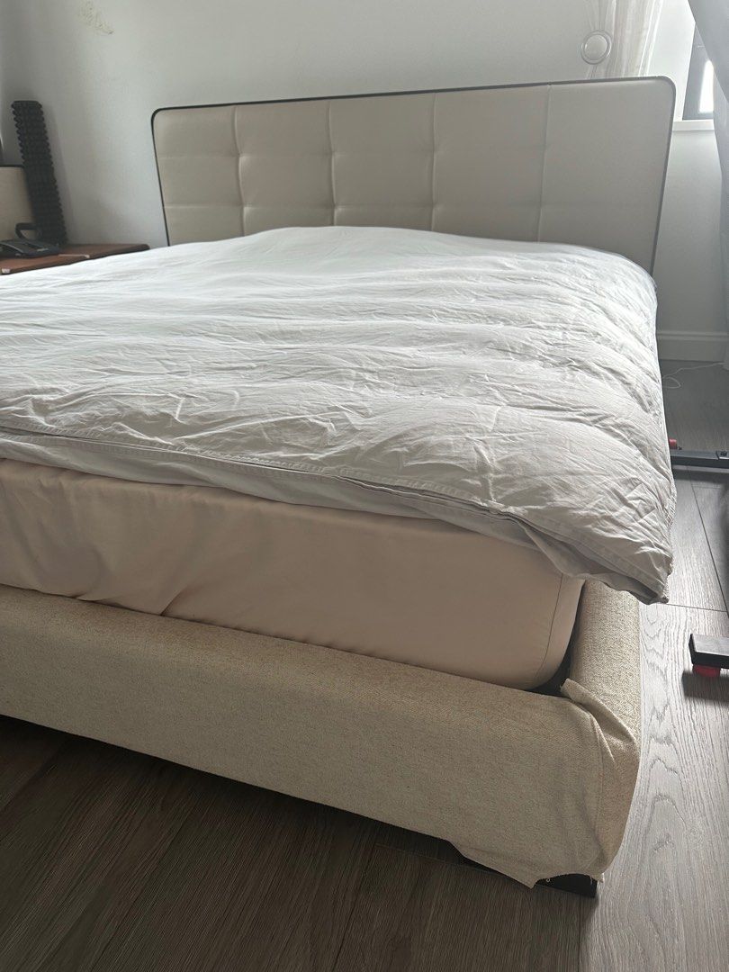 Bed (new) （分類：床架及床褥）位於 Hong Kong。 由 ng0528 提交（商品編號 1277509721，圖片 2）。簡介： Bed 1.8wide * 2M length Including bed frame approx 1.93m wide. Also included a bed head but it’s not attached to the bed frame. ( the design of it) Brand new because it’s used in guest room and we never slept on it. We turning the room into a work room so have to sell the bed. Mattress is from 雅蘭床辱. Please arrange delivery on yourself, I’ll assist as much as I can. 。