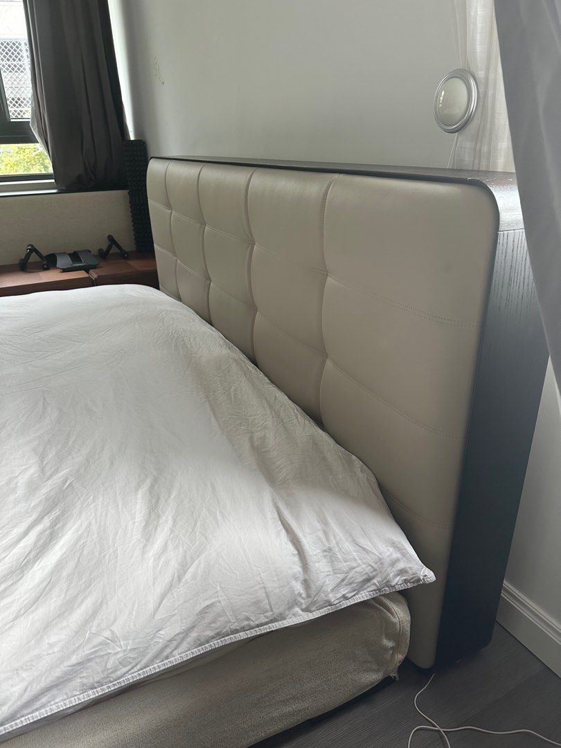 Bed (new) （分類：床架及床褥）位於 Hong Kong。 由 ng0528 提交（商品編號 1277509721，圖片 3）。簡介： Bed 1.8wide * 2M length Including bed frame approx 1.93m wide. Also included a bed head but it’s not attached to the bed frame. ( the design of it) Brand new because it’s used in guest room and we never slept on it. We turning the room into a work room so have to sell the bed. Mattress is from 雅蘭床辱. Please arrange delivery on yourself, I’ll assist as much as I can. 。