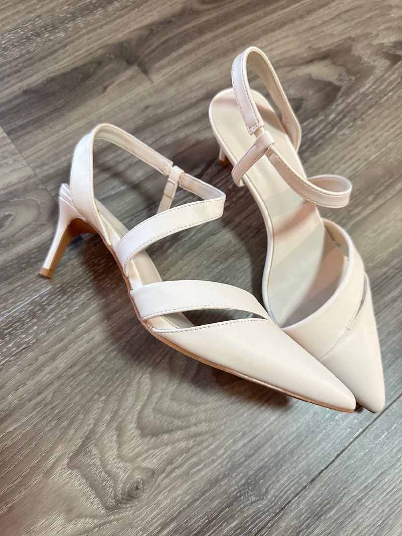 White pointed clearance toe heels
