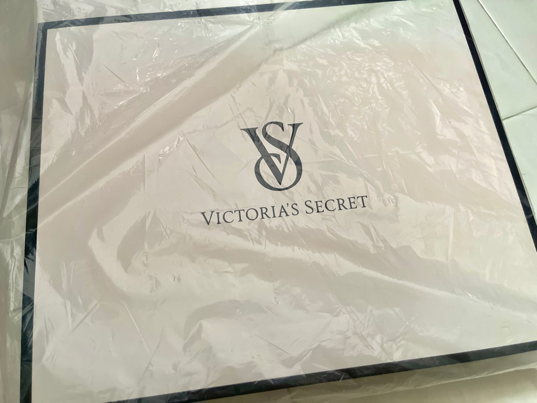 BRAND NEW VICTORIA S SECRET Gift Box Price Negotiable Women s