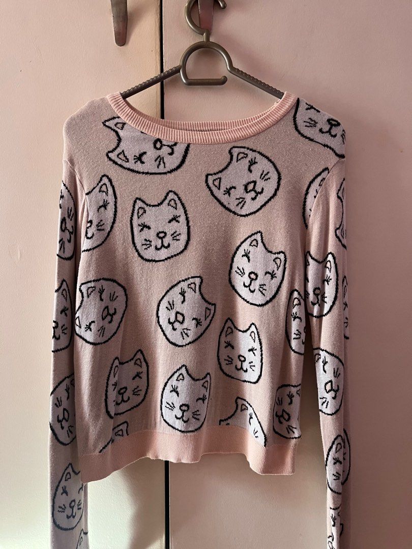 Cat Fitted Sweater (Category: Longsleeves) located in Manila. Submitted by ffaayee (Listing ID 1277429302, Image 2). Description: Brand: h&m Size: s on tag Model size Bust: 31 Waist: 23 Height: 5’5 ✨shipping fee should be shouldered by the buyer ✨loc: mnl/tarlac city ✨mnl meetup: around ust/ espana ✨mop: gcash ✨mod: lalamove (mnl) , ggx.