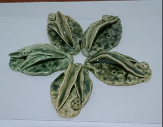 Ceramic display flowers  (5 leaves per flower/  6set avail)