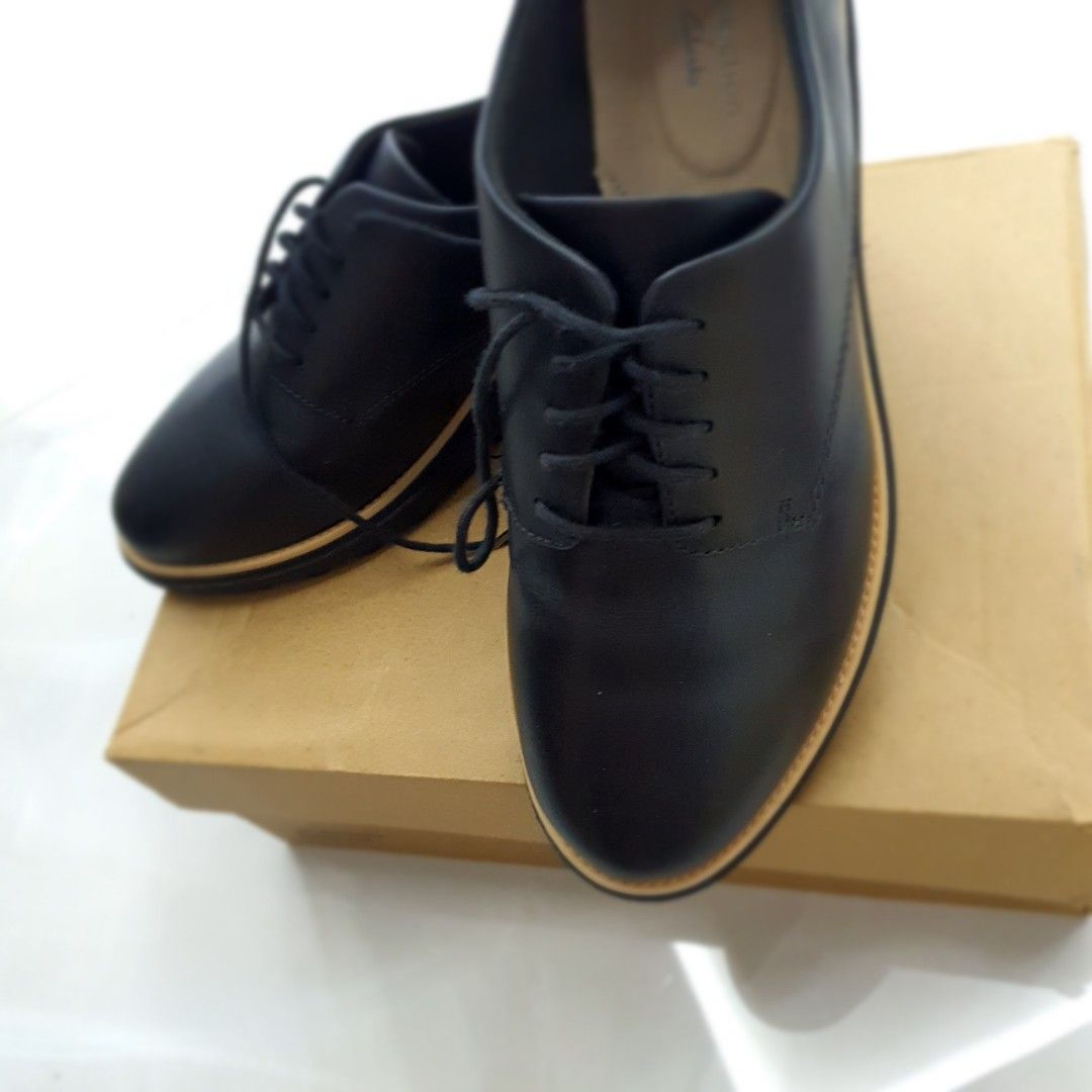CLARKS Shoe size Uk7E Us9.5 Women s Fashion Footwear Sneakers on Carousell