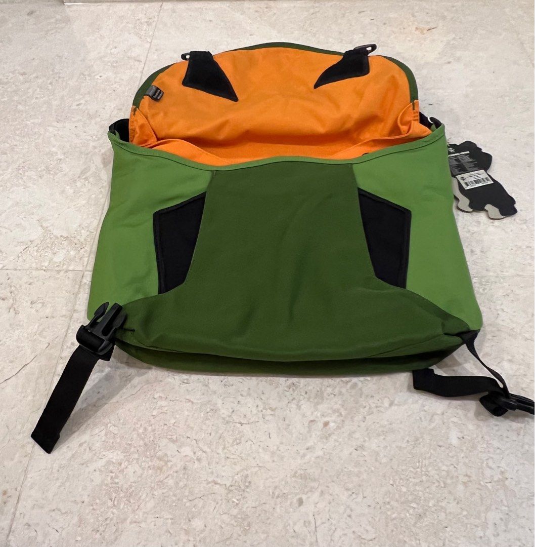 Crumpler The moderate embarrassment 13 inch green laptop bag
