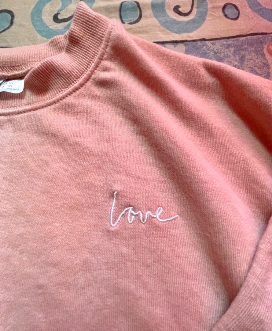 SALE! H&M Sweatshirt- Now only PHP 100 (Category: Longsleeves) located in Pasig City. Submitted by krisjv85 (Listing ID 1277454489, Image 2). Description: Cute minimalist sweatshirt Color: Blush Size: US XS (but also fits medium frame) Material: 55% cotton; 45% polyester ✔️No issues/flaws ✔️Wash & wear ✔️ No ironing needed Mode of Payment: 1) Bank transfer/deposit via BPI or LBP 2) Grab Pabili Service or any other couriers offering the “pabili se
