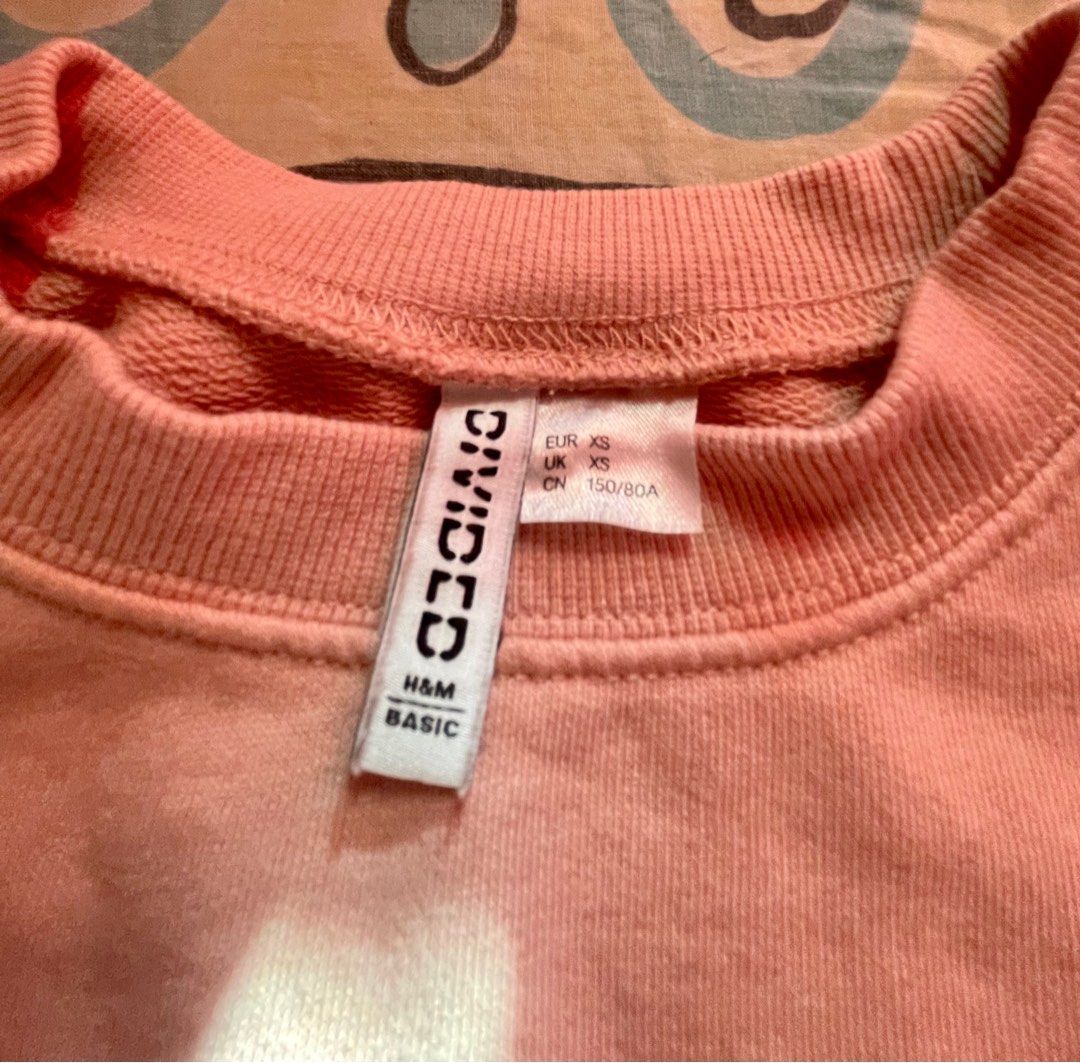 SALE! H&M Sweatshirt- Now only PHP 100 (Category: Longsleeves) located in Pasig City. Submitted by krisjv85 (Listing ID 1277454489, Image 3). Description: Cute minimalist sweatshirt Color: Blush Size: US XS (but also fits medium frame) Material: 55% cotton; 45% polyester ✔️No issues/flaws ✔️Wash & wear ✔️ No ironing needed Mode of Payment: 1) Bank transfer/deposit via BPI or LBP 2) Grab Pabili Service or any other couriers offering the “pabili se