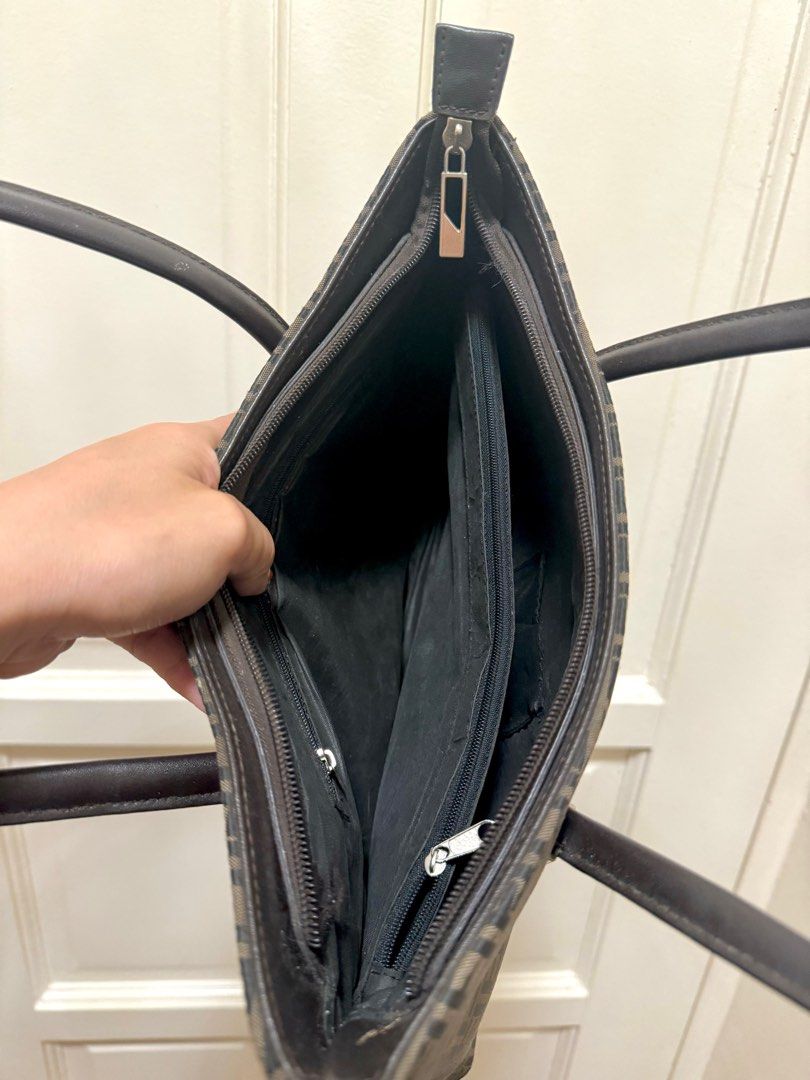Fendi Tote Bag (Category: Luxury Bags & Wallets) located in Mandaluyong City. Submitted by wearthehype.ph (Listing ID 1277560938, Image 3). Description: NGA Flaw: Chipped yung zipper puller (see 5th photo).