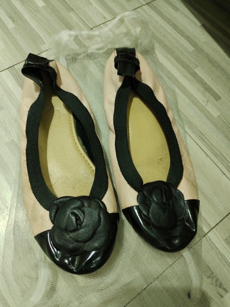 Footsie Toesie Doll Shoes (Category: Flats & Sandals) located in Manila. Submitted by nyhsr (Listing ID 1277444610, Image 2). Description: local made from bacolod size 7, beat fits size 36 one size smaller sila with sign of usage (see picture) need cleaning.