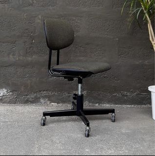 Industrial rolling swivel chair by Sunwa Supply  L 17 in' W 15 H 32 Seat 15 - 19 adjustable  Unit is in pristine condition. Dm to inquire 📩