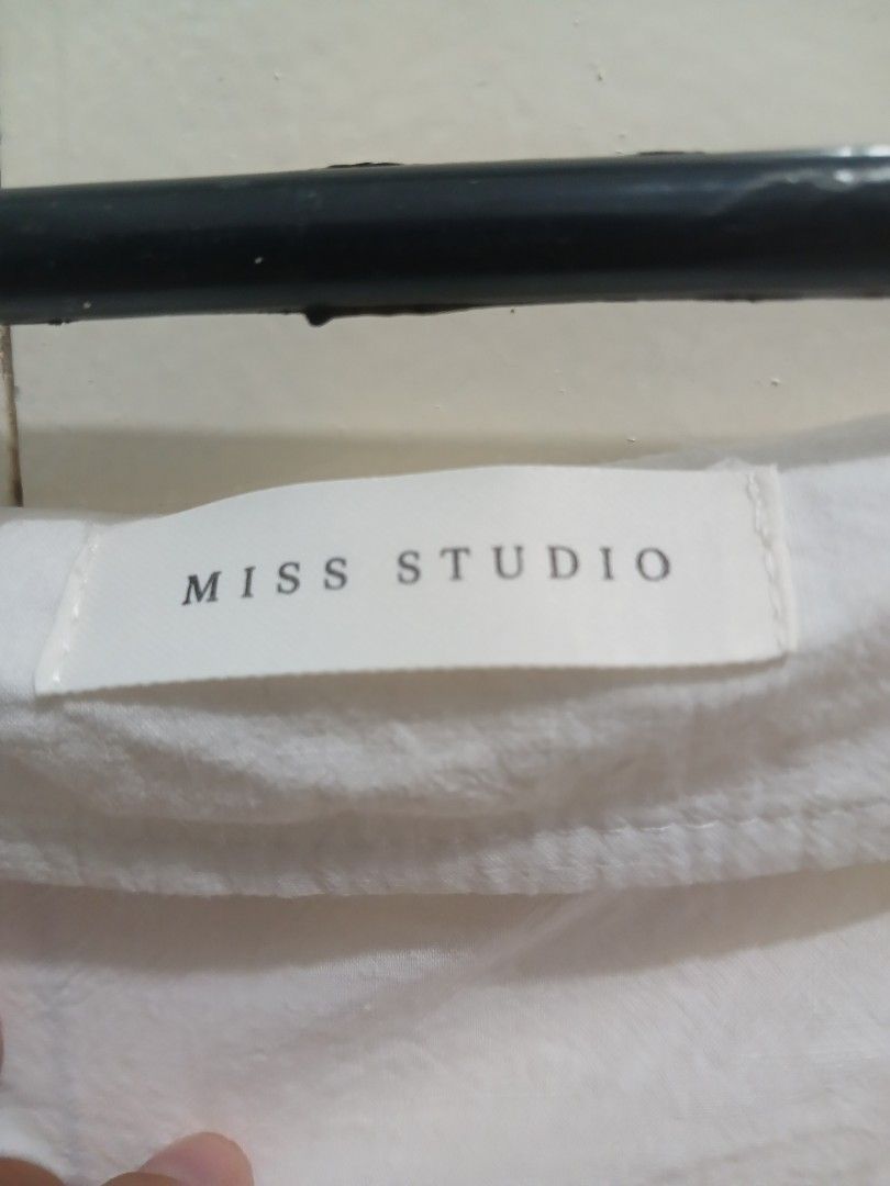 Korean White Longsleeves Linen Tie Top (Category: Blouses) located in Magalang. Submitted by mikay__ (Listing ID 1277496459, Image 2). Description: really great condition, it would fit s to medium i havent used it in a while so medj lukot sa closet hahaha pero looks better after ironing/steaming the tela is like cotton/linen rfs: not using it anymore.