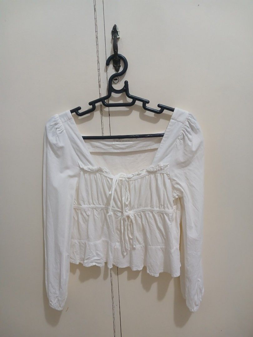Korean White Longsleeves Linen Tie Top (Category: Blouses) located in Magalang. Submitted by mikay__ (Listing ID 1277496459, Image 1). Description: really great condition, it would fit s to medium i havent used it in a while so medj lukot sa closet hahaha pero looks better after ironing/steaming the tela is like cotton/linen rfs: not using it anymore.