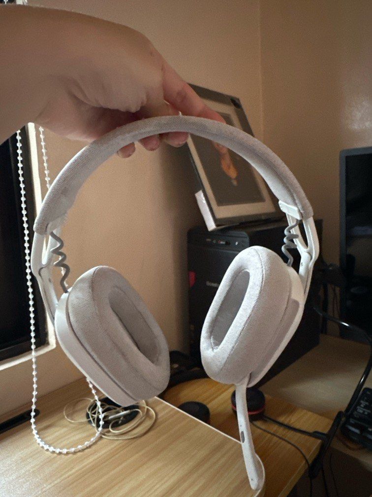 Logitech Zone Vibe 100 (Category: Headphones & Headsets) located in Davao. Submitted by adlawancinding (Listing ID 1277612645, Image 3). Description: - Zone Vibe 100 Wireless Headphones, bought in September, almost new, and I still have the box. - Used minimally 'cause I mostly stuck to my wired ones for work. - Super comfy and look slick—perfect for long music sessions or calls. - Wireless freedom without compromising sound. Easy to connect and 