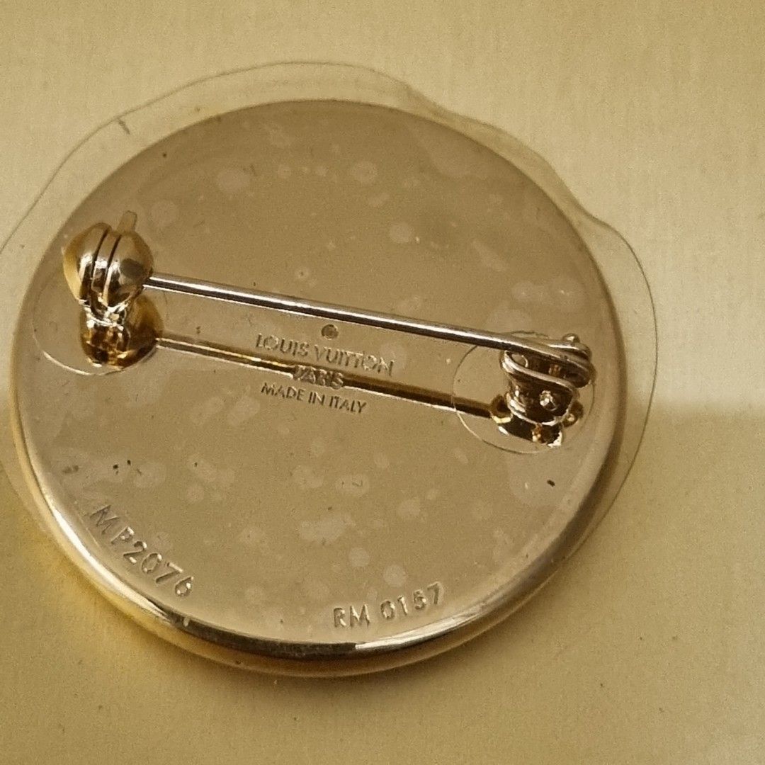 LOUIS VUITTON LV X Supreme 潮牌聯名別針胸章MP2076, 名牌, 飾物及配件- Carousell