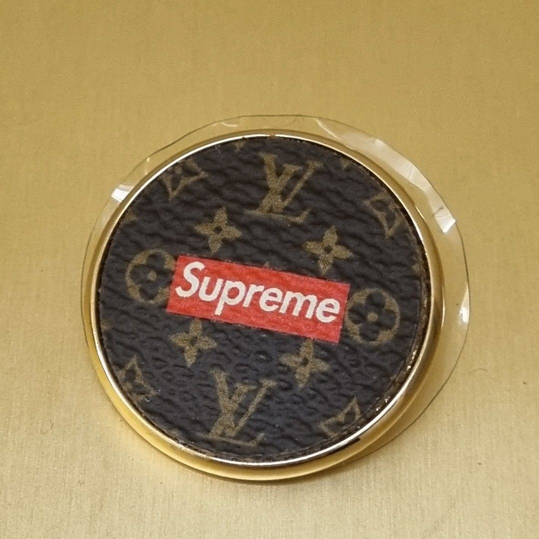 LOUIS VUITTON LV X Supreme 潮牌聯名別針胸章MP2076, 名牌, 飾物及配件- Carousell