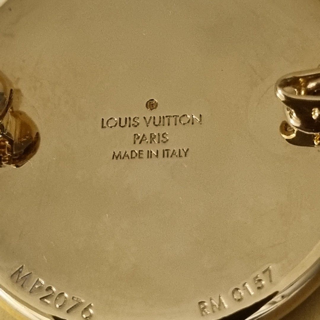 LOUIS VUITTON LV X Supreme 潮牌聯名別針胸章MP2076, 名牌, 飾物及配件- Carousell