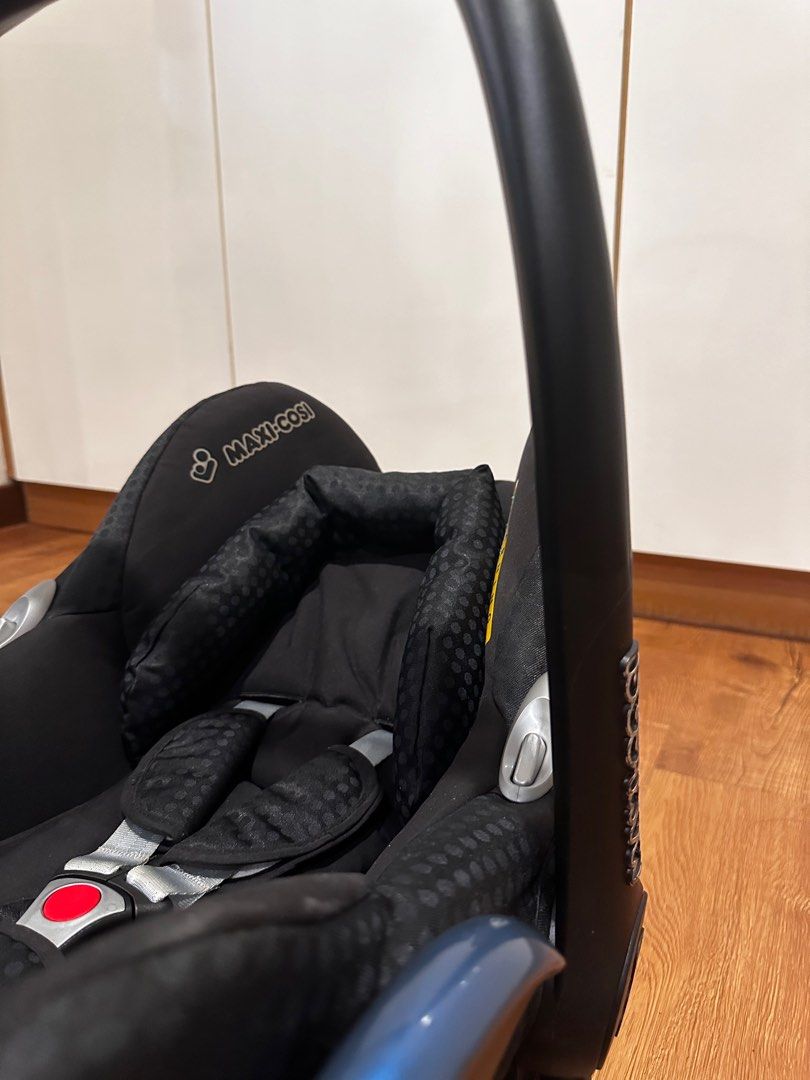 Maxi Cosi CabrioFix Carrier Carseat with adapter Babies Kids