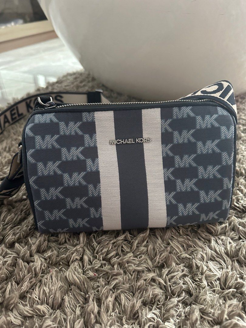 Michael michael kors kelsey best sale signature east west small crossbody