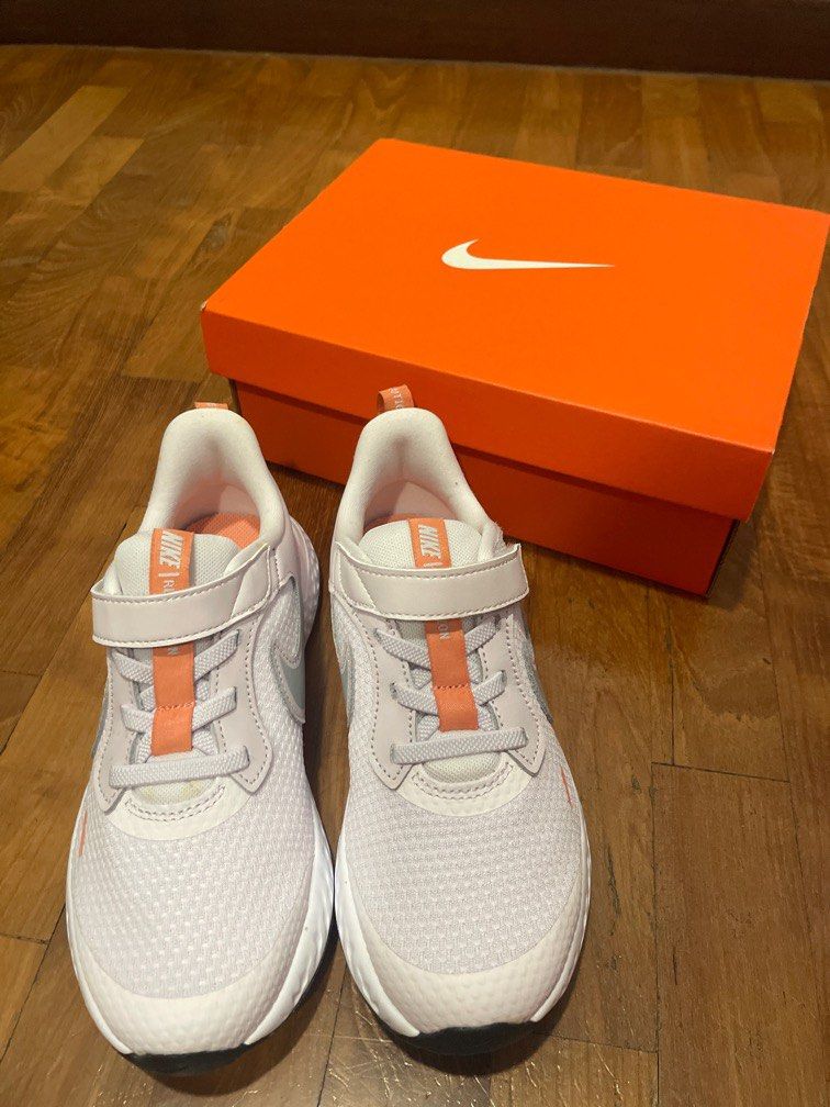 Girls white hotsell nike shoes