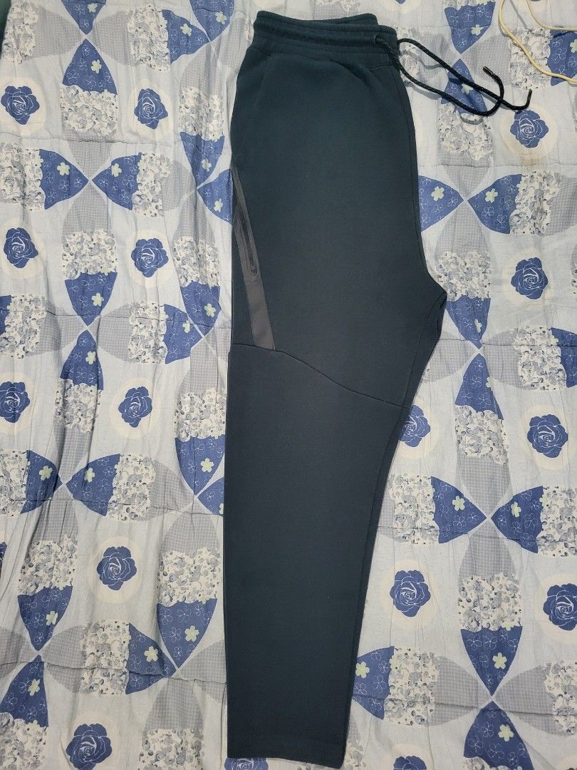 NIKE TF CROPPED PANTS (Category: Joggers) located in Tanza. Submitted by coki27 (Listing ID 1277492594, Image 3). Description: For Sale Nike TF Cropped Pants Size Large Dimes: L37 W:15 9/10 condition 800+SF Meetup: Cavite area( add transpo.fee) or Shipping (add sf) Thankyou!.