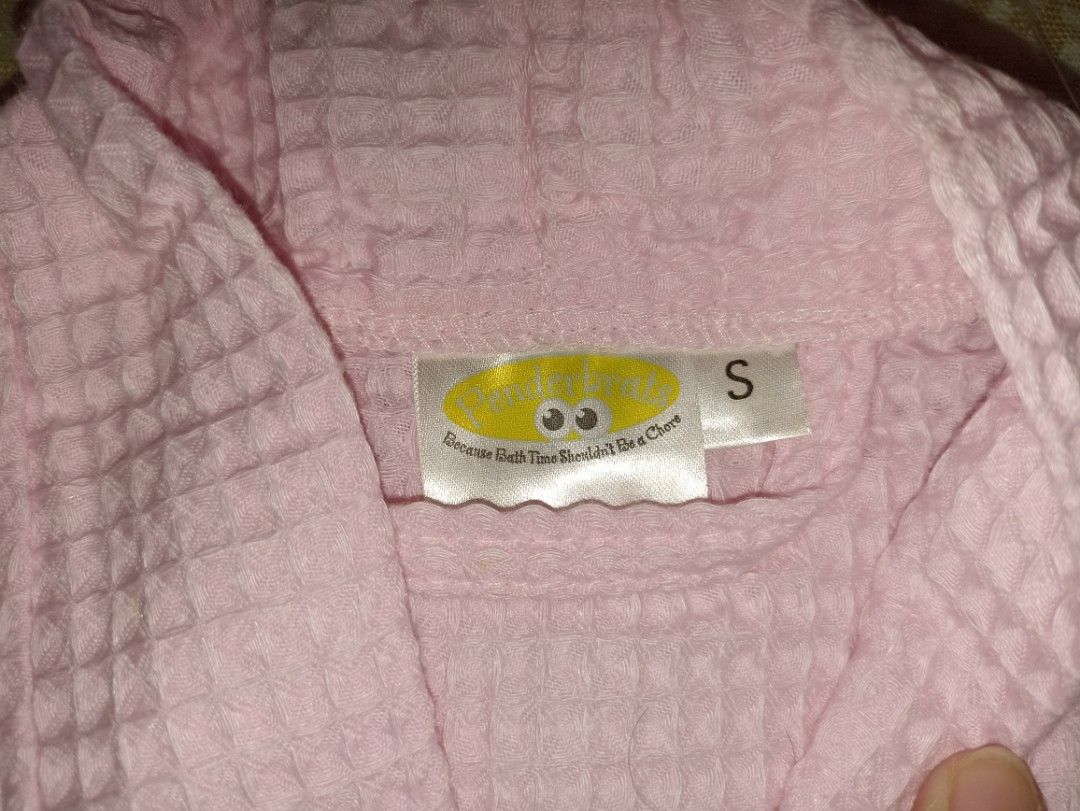 PINK BATHROBE FOR KIDS (Category: Other Baby Bathing & Changing Needs) located in Manila. Submitted by leivilla2915528 (Listing ID 1277421102, Image 3). Description: SIZE - SMALL NO ISSUE.