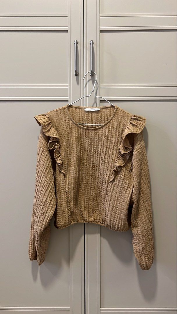 Pull & Bear blouse (Category: Blouses) located in Putrajaya. Submitted by lunaophea (Listing ID 1277488046, Image 1). Description: Pull & Bear top blouse in M Used once only In a very good condition .