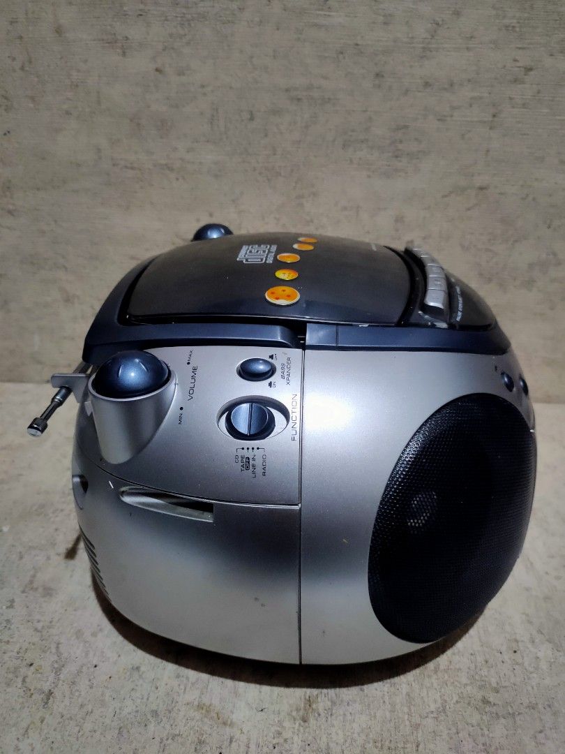 Sanyo CD PORTABLE RADIO CASSETTE RECORDER, Elektronik, Audio di Carousell