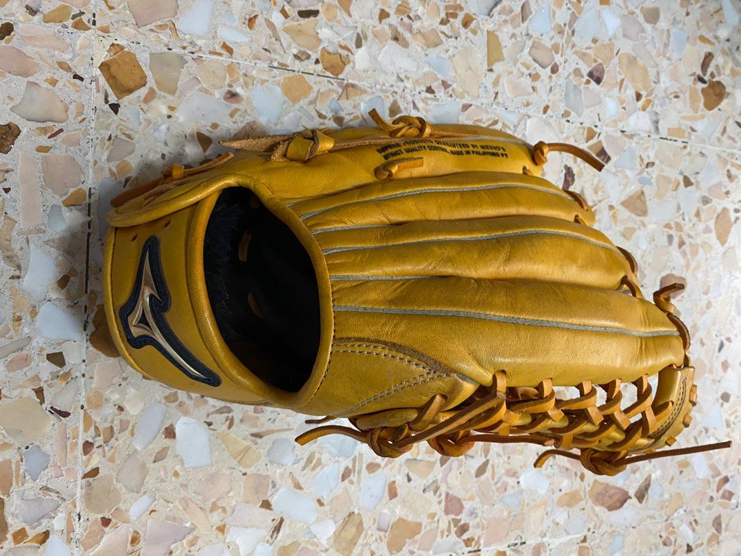Selling Mizuno Select 9 Baseball Softball Gloves Sports Equipment