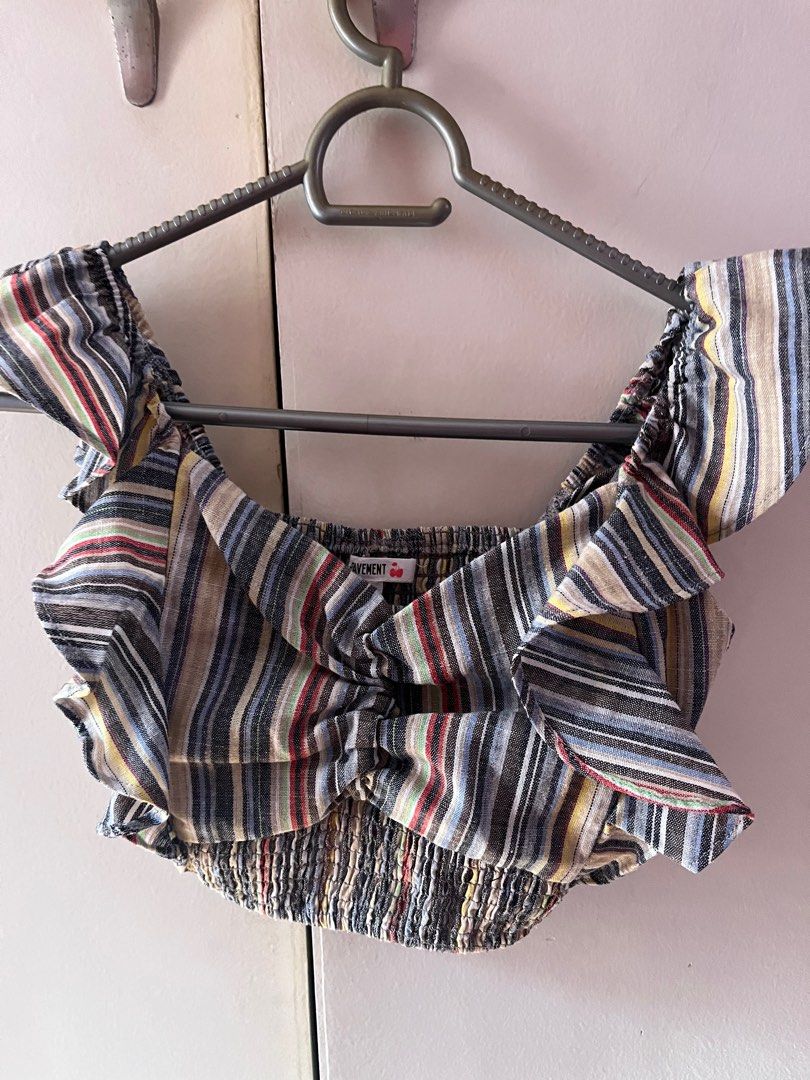 Two-way cropped top (Category: Others Tops) located in Manila. Submitted by ffaayee (Listing ID 1277432756, Image 3). Description: Brand: na Size: S Model size Bust: 31 Waist: 23 Height: 5’5 ✨shipping fee should be shouldered by the buyer ✨loc: mnl/tarlac city ✨mnl meetup: around ust/ espana ✨mop: gcash ✨mod: lalamove (mnl) , ggx.