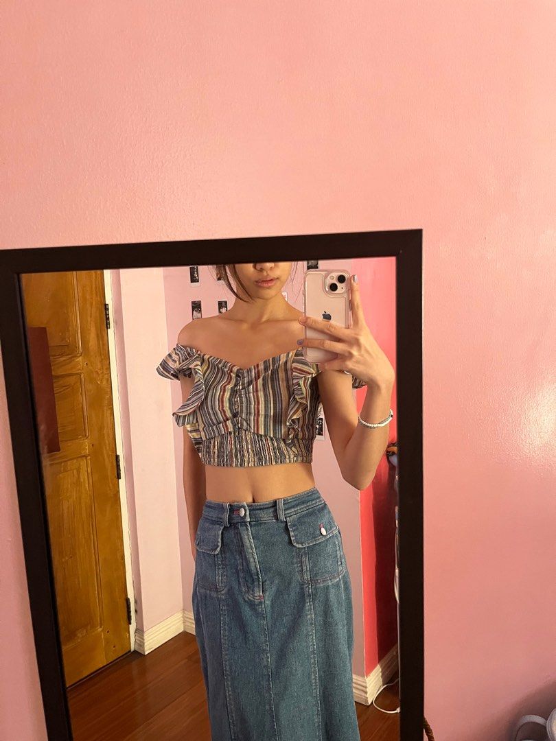 Two-way cropped top (Category: Others Tops) located in Manila. Submitted by ffaayee (Listing ID 1277432756, Image 2). Description: Brand: na Size: S Model size Bust: 31 Waist: 23 Height: 5’5 ✨shipping fee should be shouldered by the buyer ✨loc: mnl/tarlac city ✨mnl meetup: around ust/ espana ✨mop: gcash ✨mod: lalamove (mnl) , ggx.