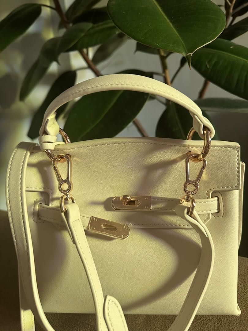 Vickie Elsie Bag (Category: Cross-body Bags) located in Taguig. Submitted by mistAstuff (Listing ID 1277409555, Image 2). Description: Sling & Hand Bag 🎀 Super nice!! Still brandnew!! 🎀 rfs: not really a fan of med size bags 😔 Pm for inquiries 🎀.