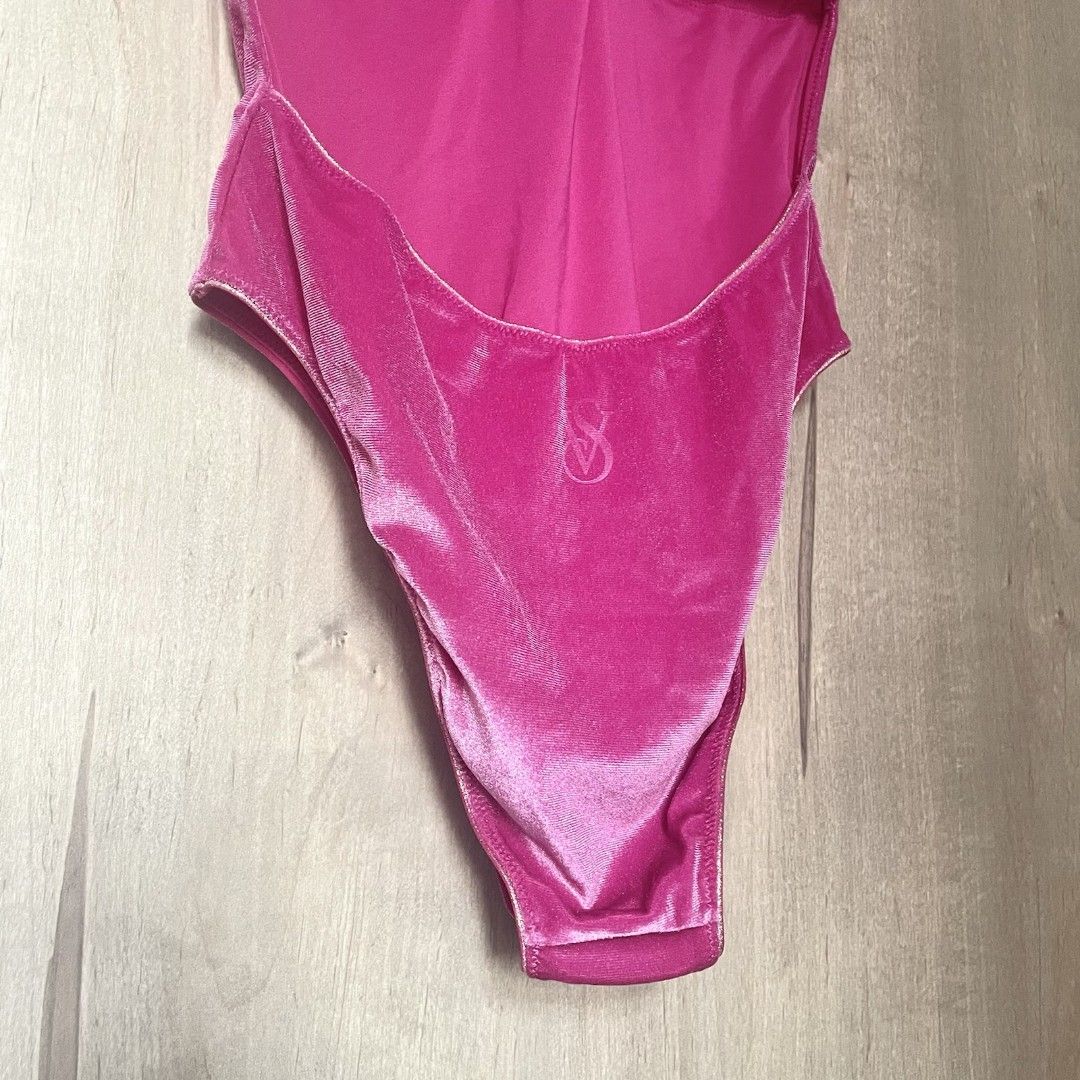 SALE Victoria's Secret Shocking Pink Velvet Onepiece Swimwear  維多利亞的秘密桃紅色天鵝絨連身吊帶泳衣, 女裝, 泳裝, 泳衣- Carousell