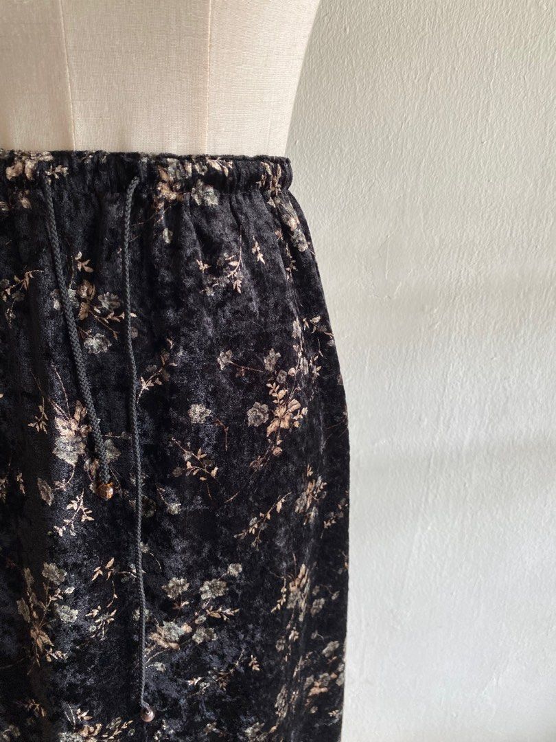 Black velvet hot sale skirt flowers