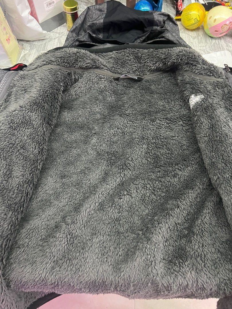 Winter Jacket (Category: Coats, Jackets and Outerwear) located in Singapore. Submitted by Oaksky (Listing ID 1277501216, Image 2). Description: Jacket comes with inner fleece coat that can be detached. Both can be worn separately. .