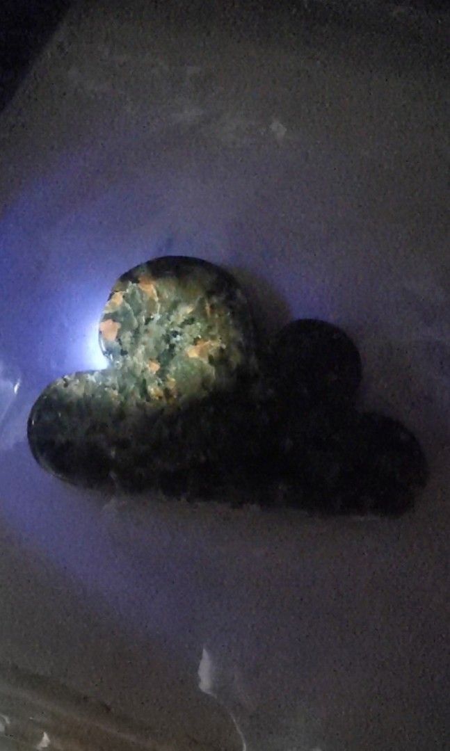 Yooperlite cloud (Category: Other Home Decor) located in Singapore. Submitted by xueerqq (Listing ID 1277470727, Image 1). Description: 6.5cm x 4cm, $8 Interacts with UV light.