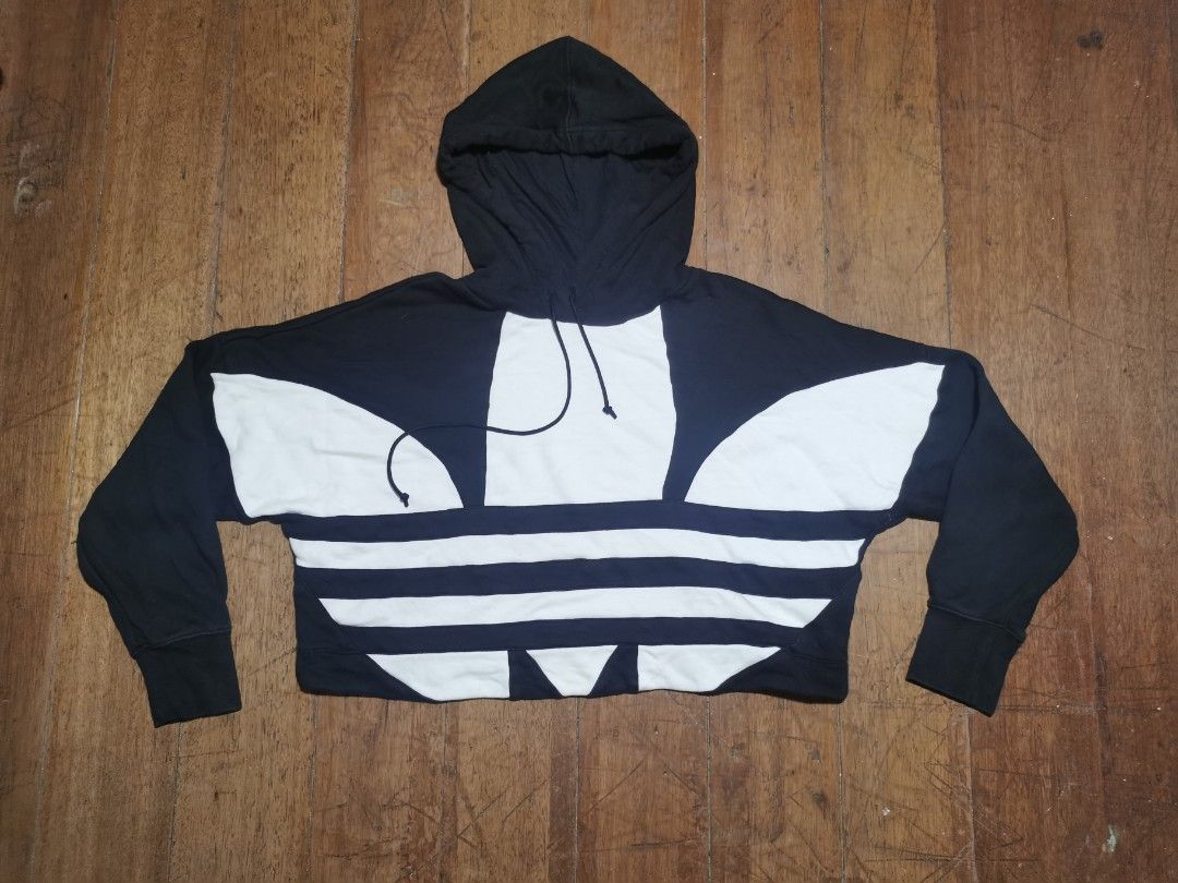 Black trefoil on sale pullover cropped hoodie