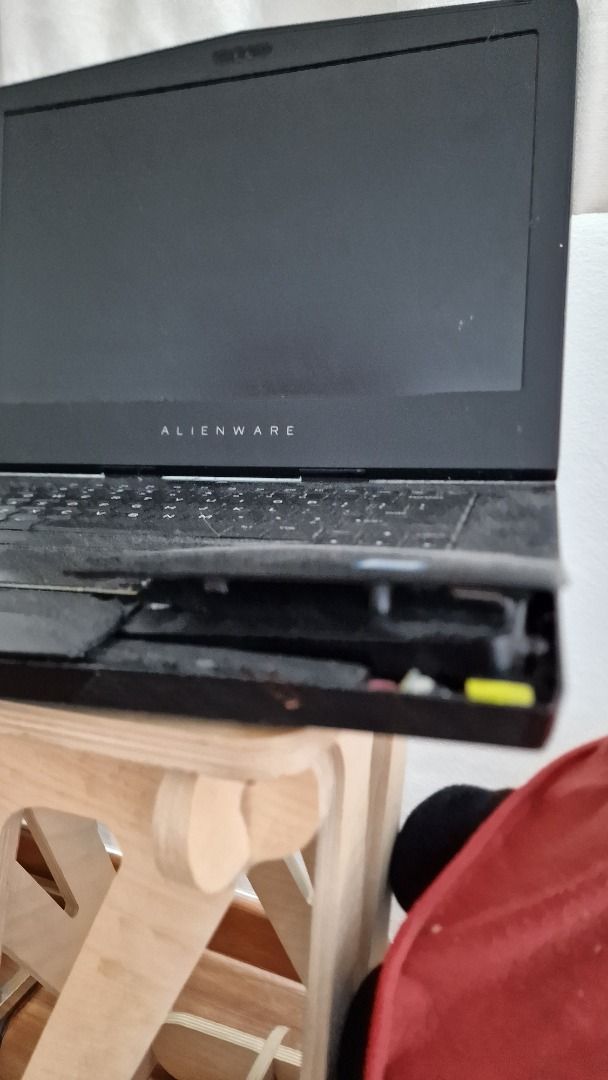 Alienware 15 r3 16gb ram Working but no battery damaged plastic