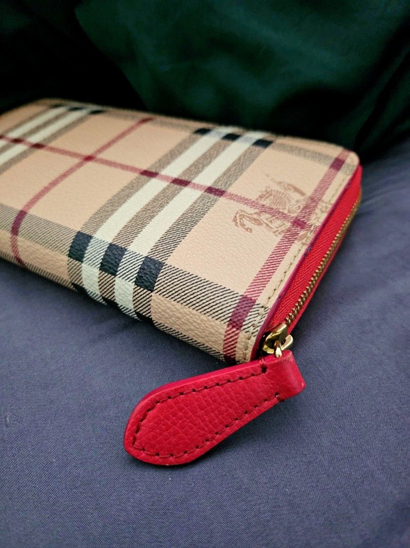 Burberry haymarket hotsell zip around wallet