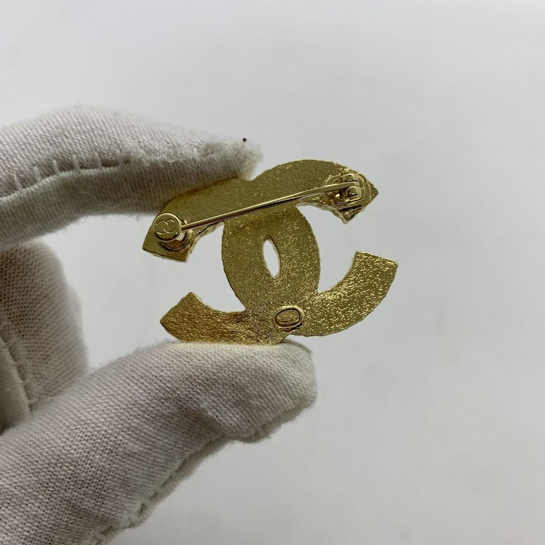Gold chanel 2025 pin