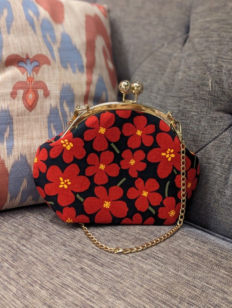 Coach kisslock clutch deals with blocked floral print