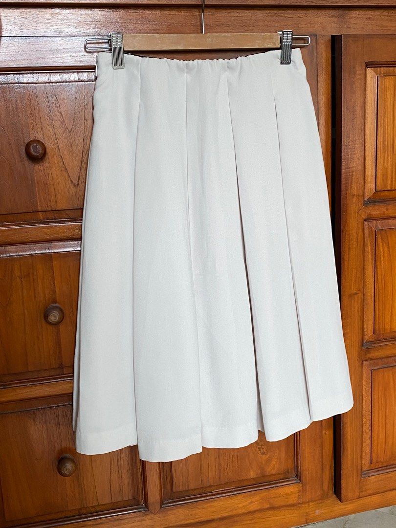 Cream light grey uniqlo pleated skirt, Women's Fashion, Bottoms