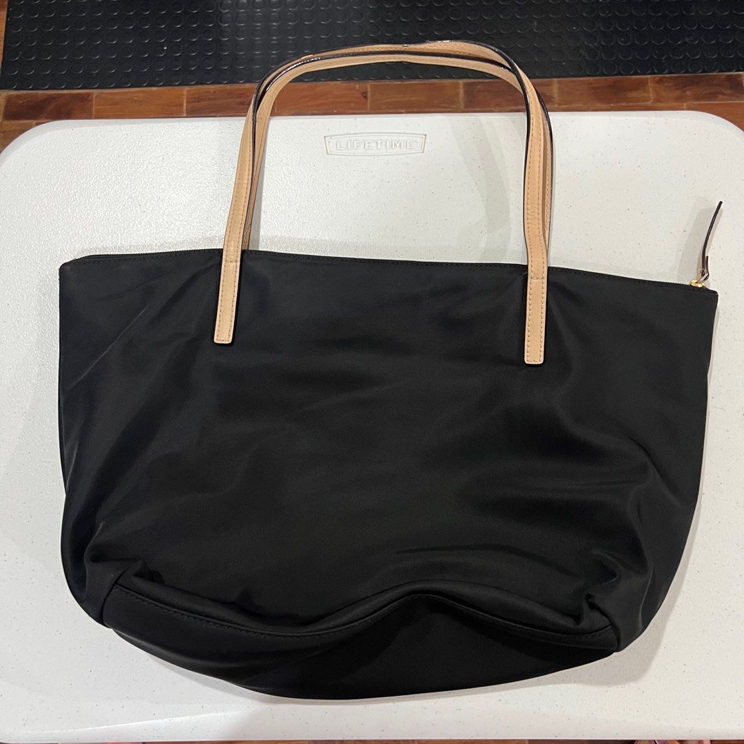 Kate Spade Nylon Bag (Category: Luxury Bags & Wallets) located in Taguig. Submitted by clothessforsalee (Listing ID 1277713619, Image 2). Description: .